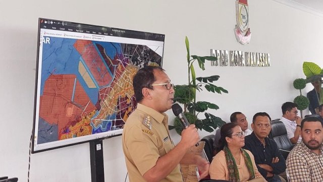 Wali Kota Makassar, Moh Ramdhan Pomanto saat jumpa pers di DPRD Makassar, Senin (18/7). (Foto: Hasan/HN)