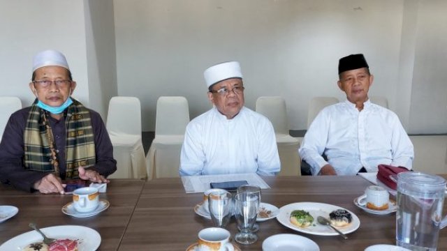 Rais Syuriyah PWNU Sulsel Prof Dr KH Najamuddin AS Lc MA (kanan/peci hitam), Wakil Rektor UIM KH Ruslan Wahab (tengah), Rais Syuriah PCNU Makassar Dr KH Baharuddin AS MA di Gedung Rektorat UIM, Jl Perintis Kemerdekaan, Makassar, Jumat (22/7/22) sore. (HN)