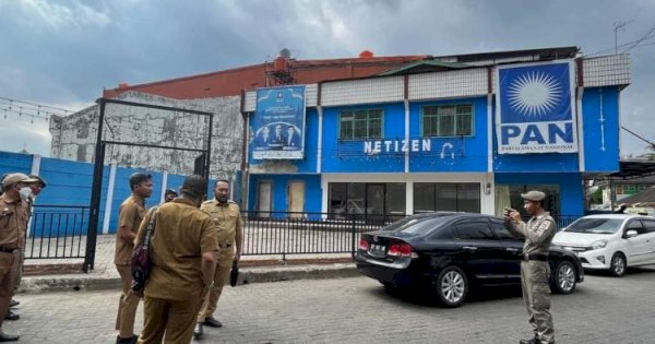 Diatas Fasum, Camat Ancam Bongkar Pagar Diduga Milik ‘H. Ambo’