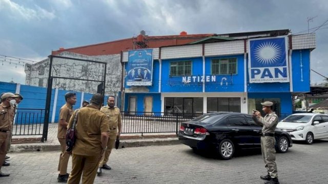 Camat Panakkukang, Makassar, Andi Pangerang Nur Akbar didampingi Lurah Paropo dan Satpol PP, melakukan peneguran ke pemilik tempat yang mamasang pagar diatas fasum, Selasa (26/7). Ist