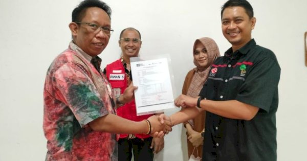 Bursa Efek Serahkan Bantuan ‘Penanganan Covid’ untuk PMI Makassar