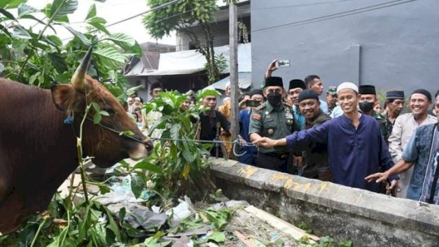Pangdam XIV/Hasanuddin, Mayjen TNI Andi Muhammad Bau Sawa Mappanyukki saat menyerahkan sapi Qurban kepada warga Makassar, Sabtu (09/07/22). (Ist)