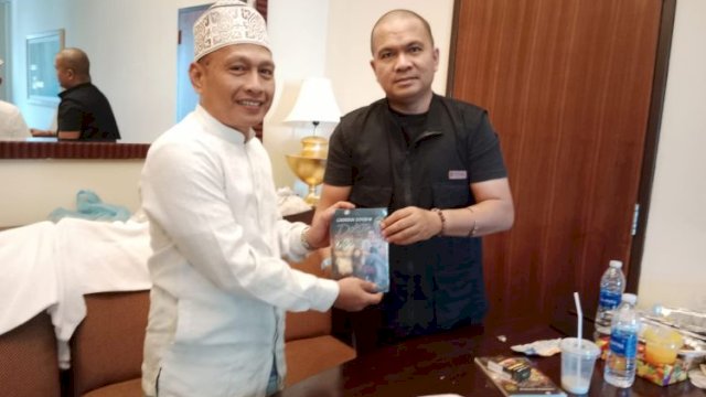 Penulis buku Catatan Covid-19 Dokter Koboi, dr. Wachyudi Muchsin (kanan) menyerahkan buku di Makkah, Arab Saudi. Ist