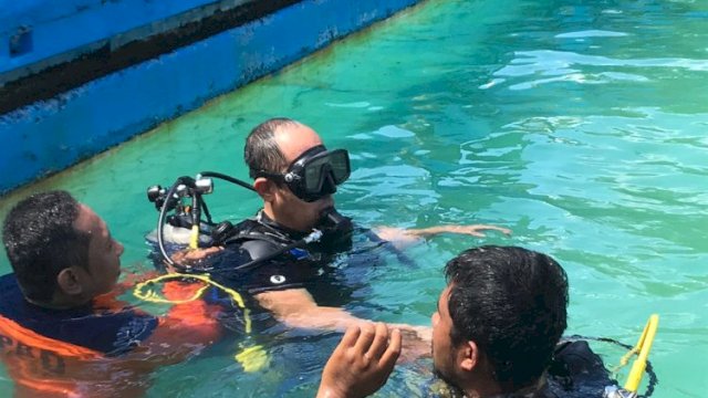 Latihan evakuasi di air oleh BPBD Makassar, Selasa (19/7). (Foto: BPBD)