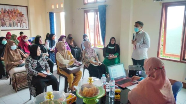 Ketua PMI Makassar, Syamsu Rizal MI, memberi materi di Puskesmas Antang, Kamis (21/7). (Foto: PMI)