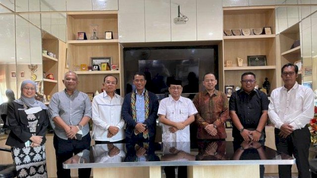 Andi Amran Sulaiman (kiri-keempat: kemeja biru). (Foto: Ist)