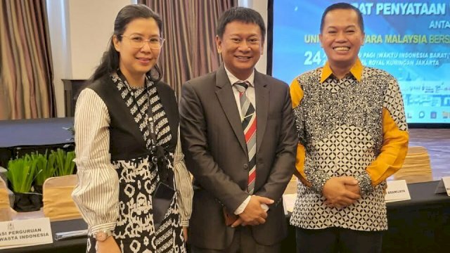 Dekan Fakultas Hukum Unhas (kanan), bersama jajaran UUM. 