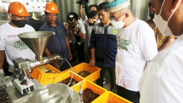 Menko PMK berkunjung ke bank sampa, di Makassar, Selasa (26/7). 