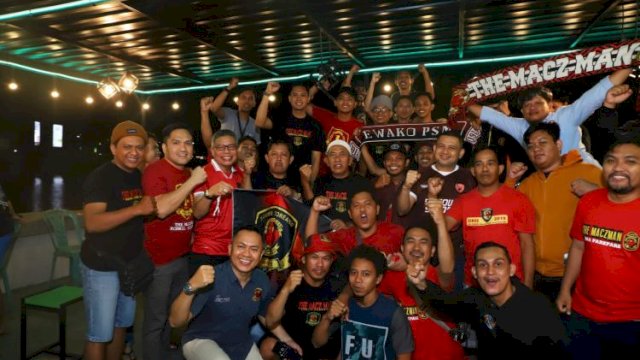 Wali Kota Parepare bersama suporter PSM Makassar, Kamis (28/7) malam. 