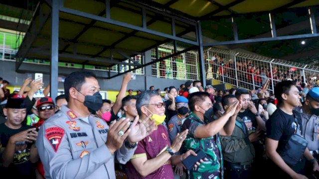 Kapolda Sulsel, Irjen Pol Nana Sudjana (kiri), Wali Kota Parepare, Taufan Pawe (tengah) dan Pangdam Hasanuddin (kanan) hadir menyaksikan PSM vs Bali United, Jumat (29/7) di GBH Parepare. 