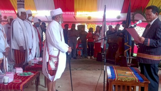 Bupati Mamasa saat memberikan Bendera kepada Ketua Lembaga Adat yang baru yaitu Martinus Samalangi( Foto: Jupran)