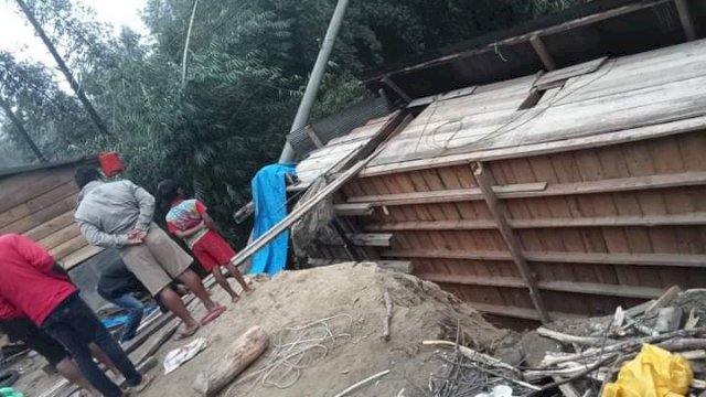Rumah Warga yang terbawa longsor di Desa Bombong Lambe'( Foto Yuyun Franita)