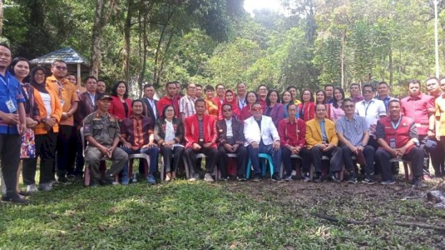 Bupati Mamasa berfoto bersama pejabat Eselon III dan IV usai penutupan Pelatihan Kepemimpinan Administrasi dan Revolusi Mental (Foto: Jupran) 