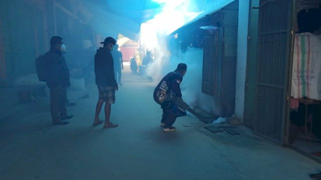 Dinkes Mamasa melakukan Fogging di Rumah warga dan kota Mamasa ( Foto: Jupran)