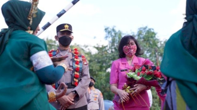 Kapolda Sulbar Irjen Pol Drs. Verdianto Iskandar Bitticaca bersama Ketua PD Bhayangkari Sulbar, Ny. Syane Verdianto saat tiba di Polres Polman (Foto: Humas Polda Sulbar) 