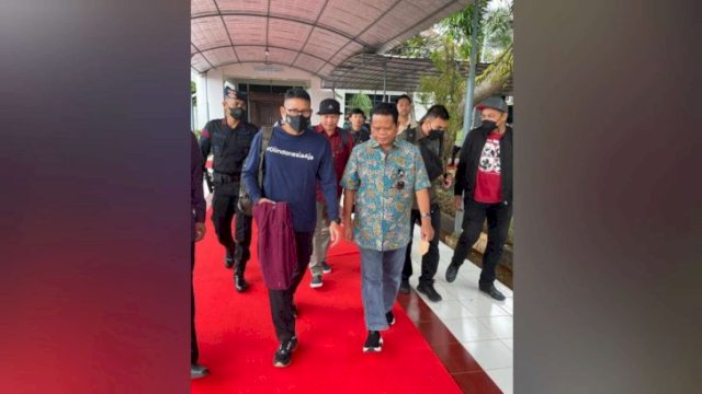 Bupati Mamasa Ramlan Badawi, saat bertemu dengan Menparekraf Sandiaga Uno di Bandara Tampa Padang Mamuju ( Foto: Akka/Jupran) 