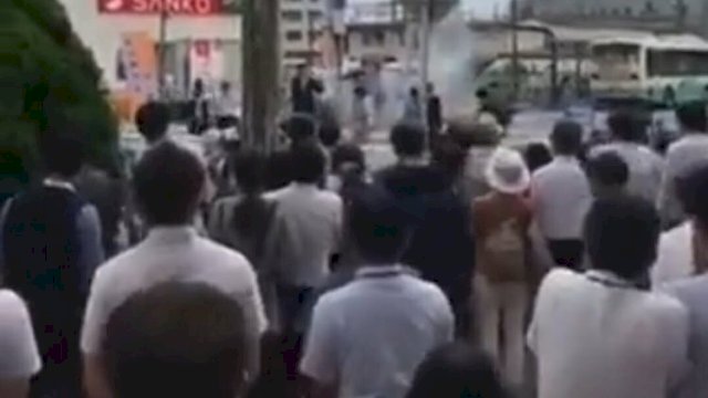 Screenshot suasana saat penembakan mantan PM Jepang. (Dok. Ist/Twitter)