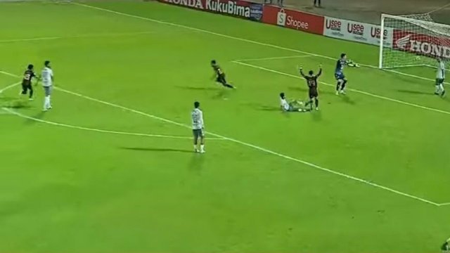 Gol kedua PSM Makassar oleh Yacob Sayuri, Jumat (29/7). 