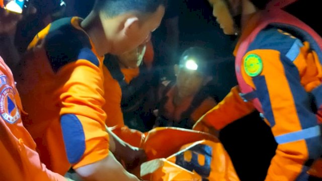 Tim menemukan jasad nelayan yang tenggelam di Danau Balang Tonjong, Manggala, Selasa (25/7). (Foto: BPBD Makassar).