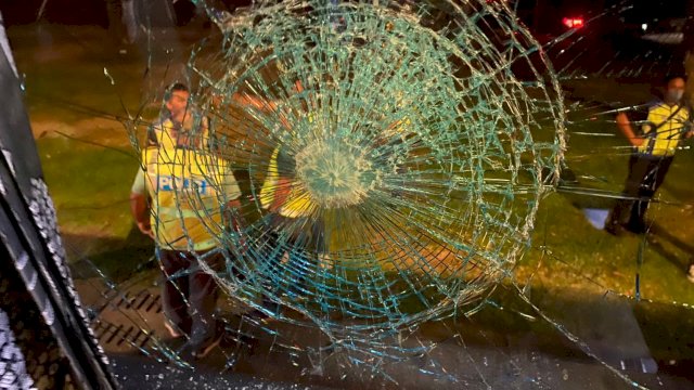 Rombongan suporter PSM diserang usai laga Final AFC 2022, Rabu (24/8). (Ist)