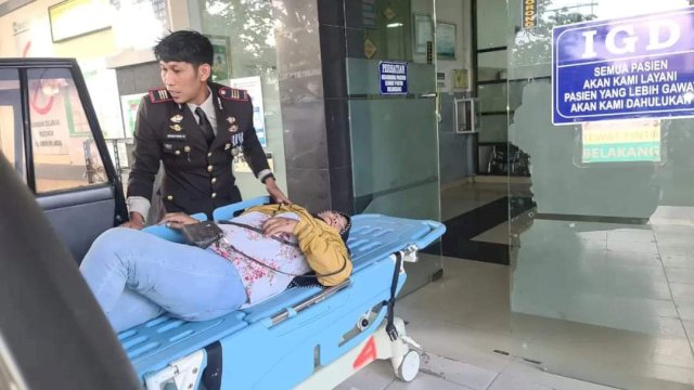 Plt Kasi Humas Polres Gowa AKP Hasan Fadhlyh, SH saat mengantar seorang ibu kecelakaan ke Rumah Sakit, Rabu (17/8). Ist