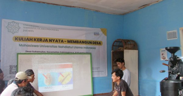 KKN ‘Pancaniti’ UNUSIA Jakarta Edukasi Roasting Kopi ke Petani