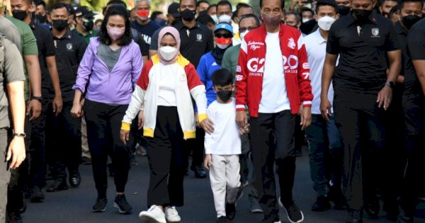 Momen Jokowi, Iriana dan Cucunya Jalan Kaki 2 Km di Solo