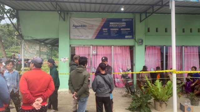Personil Kepolisian Polres Mamasa memasang Police Line di rumah Agen BRI Link yang ditemukan tewas bersama istri, waktu lalu (Foto: Jupran) 