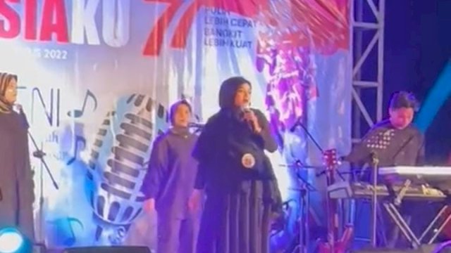 Kadis PU Makassar, Zuhaelsi Zubir tampil apik di lomba nyanyi Pemkot Makassar, Sabtu (13/8). 