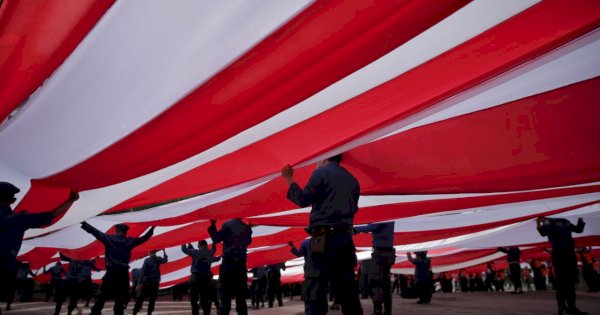 1.000 Personil Gabungan Pemkot Bentangkan Merah Putih di Pantai Losari