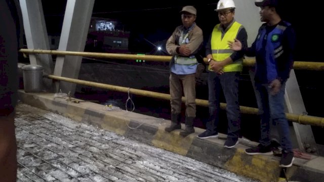 Wakil Bupati Lutra (helm putih) saat meninjau pengerjaan jembatan Masamba. 