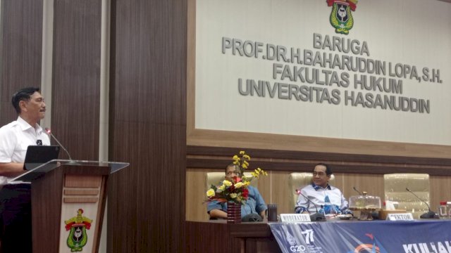 Menko Marves, Luhut Binsar memberi kuliah umum di FH Unhas, Jumat (19/8). Dok. FH Unhas