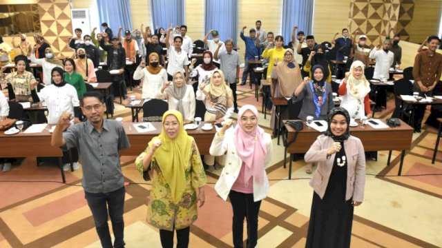 Legislator Budi Hastuti (jilbab pink). Ist