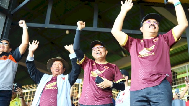 Wali Kota Parepare, Taufan Pawe (tengah) menyebut strategi rotasi pemain oleh pelatih PSM sukses. Singo Edan menyerah di markas PSM 1-0. 