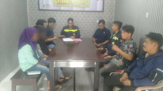 Remaja akhirnya sepakat dinikahkan usai proses Restoratif justice di Polresta Mamuju. (Dok. Humas Polresta Mamuju).