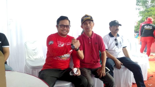 Darmawansa Muin (kiri) mendapat dukungan memimpin Gowa sebagai bupati dari Pimpinan Golkar Kecamatan Bontonompo. (Foto: Yos/HN)