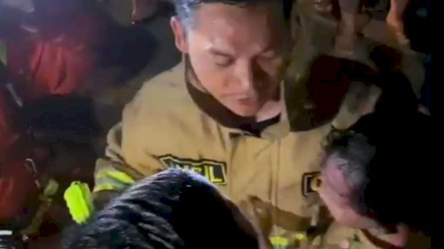 Tim Damkar Makassar Selamatkan Balita yang Terjebak Kebakaran