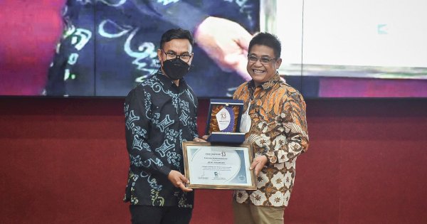 PDAM Makassar Diganjar Penghargaan dari Media