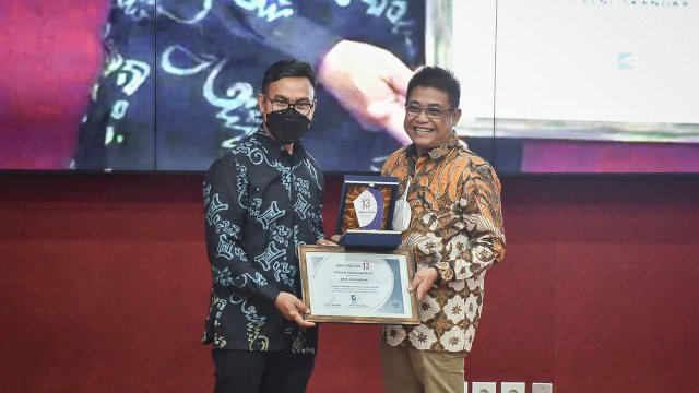 Dirut PDAM Makassar, Beni Iskandar (kanan). 