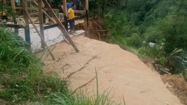 Kondisi Perkampungan warga yang terdampak di Desa Salumokanan barat. (Foto Fatmawati D Sius/Ist)