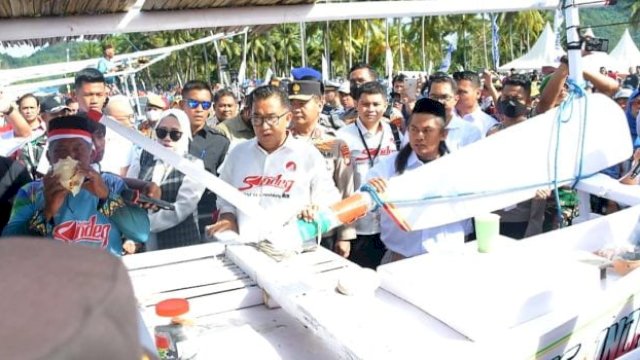Pj. Gubernur Sulbar Akmal Malik saat melepas peserta Festival Sandeq 2022 di Pantai Silopo Polman, Rabu, 31/8/22 (Foto: Istimewa) 