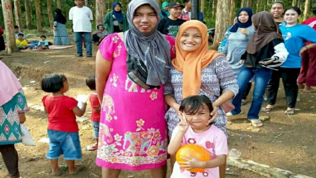 Foto Ade Wahyu dan keluarga saat mengikuti perayaan HUT RI: Dodi/Harianews