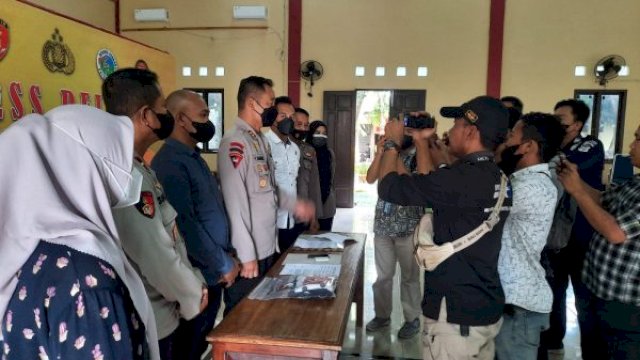 Kapolres Majene, AKBP Febryanto Siagian saat press release kasus pencabulan anak dibawah umur (Foto: Istimewa) 