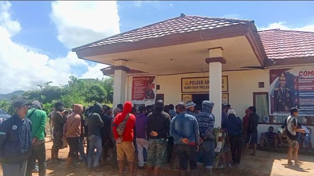 Keluarga korban yang mendatangi Polsek Aralle ( Foto Jupran)