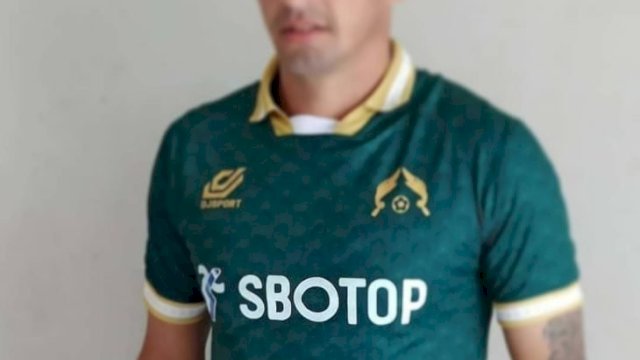 Jersey Persikabo FC dengan sponsor SBOTOP (Instagram.com /@pengamatsepakbola)