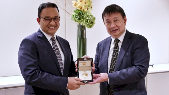 Anies Baswedan kiri menerima penghargaan. Foto: AniesBaswedan/Twitter