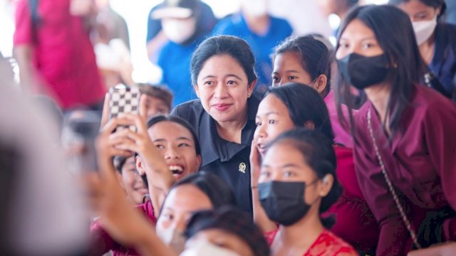 Puan Maharani bersama mahasiswa di Pantai Pandawa, Kab.Badung, Bali. Dok. Twitter Puan Maharani. 