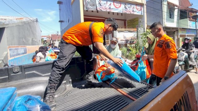 BPBD Kota Makassar serahkan berupa terpal, selimut, sarung, family kit, pakaian, first aid kit dan perlengkapan bayi kepada korban kebakaran Jalan Rappokalling, Selasa (27/09).
