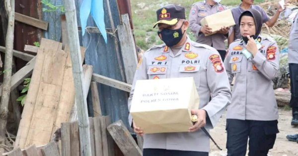 Bersama Pejabatnya, Kapolres Gowa Berbagi Sembako ke Warga Prasejahtera