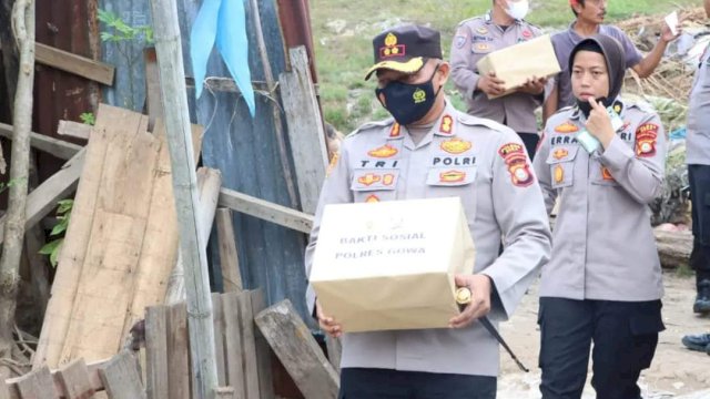 Kapolres Gowa mengantar paket sembako diberika ke warga prasejahtera, Jumat (9/9). Foto. Ist